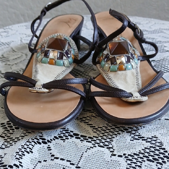 Giuseppe Zanotti Black and Cream Sandals with T-Strap Design - Picture 7 of 10